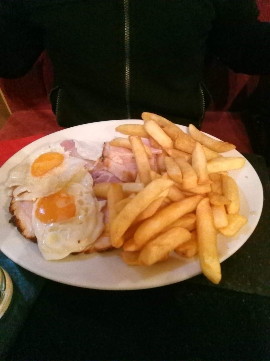 Fried eggs, ham and chips